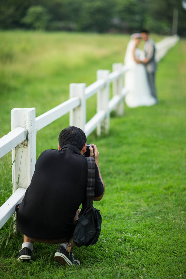 a male wedding photographer