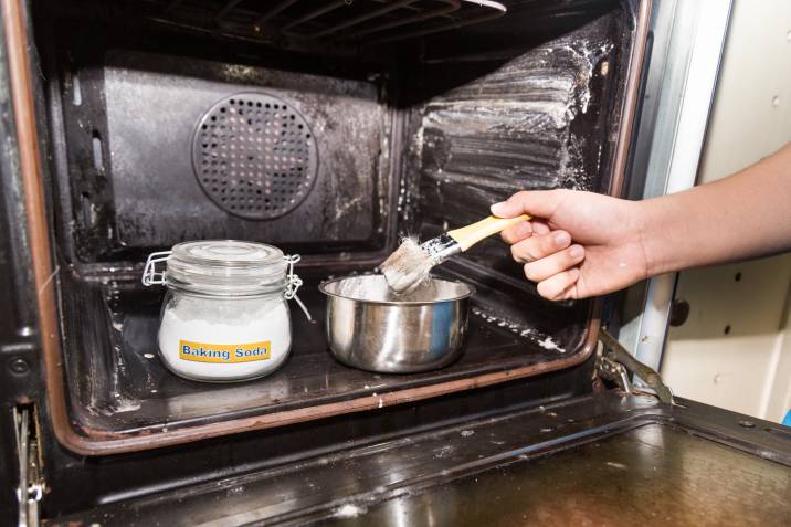 How to clean an oven with baking soda and vinegar