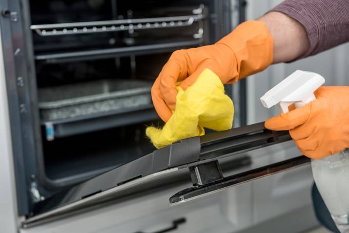 How to clean an oven with commercial cleaners